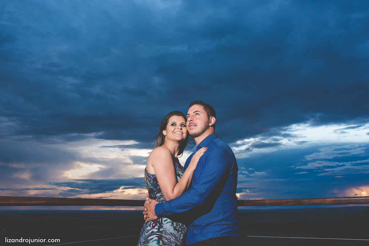 ensaio namorando serra do salitre, fotografo de casamento serra do salitre, casa de madeira, lizandro junior, júnior, casamento patos de minas, serra do salitre, ensaio ao ar livre, sombrinha