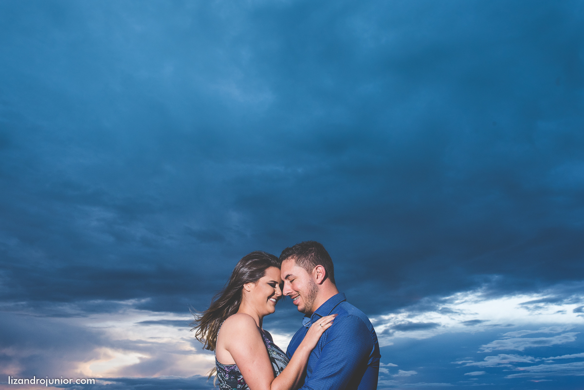 ensaio namorando serra do salitre, fotografo de casamento serra do salitre, casa de madeira, lizandro junior, júnior, casamento patos de minas, serra do salitre, ensaio ao ar livre, sombrinha