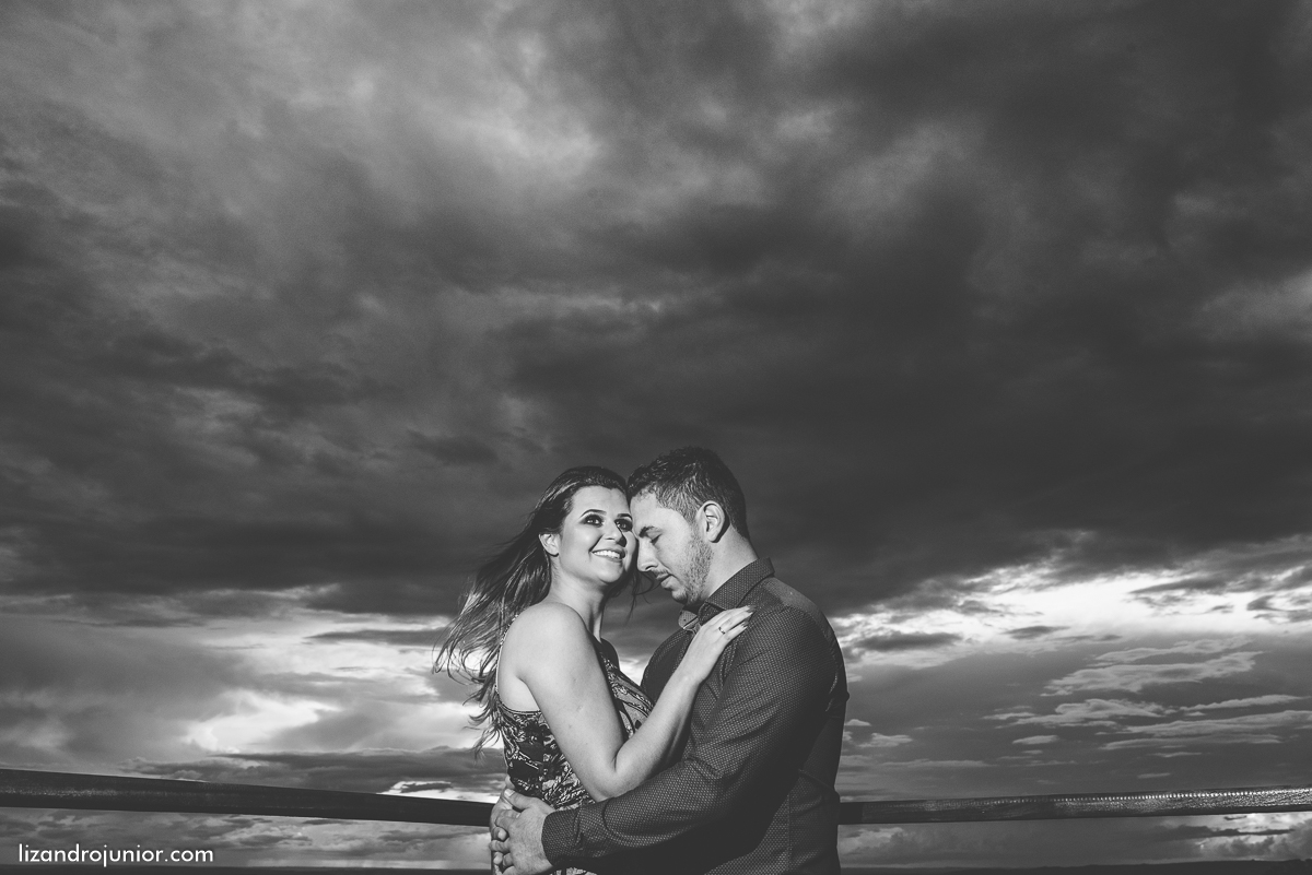 ensaio namorando serra do salitre, fotografo de casamento serra do salitre, casa de madeira, lizandro junior, júnior, casamento patos de minas, serra do salitre, ensaio ao ar livre, sombrinha