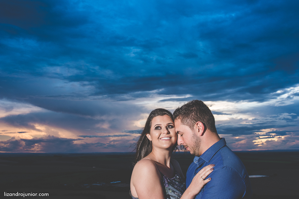 ensaio namorando serra do salitre, fotografo de casamento serra do salitre, casa de madeira, lizandro junior, júnior, casamento patos de minas, serra do salitre, ensaio ao ar livre, sombrinha