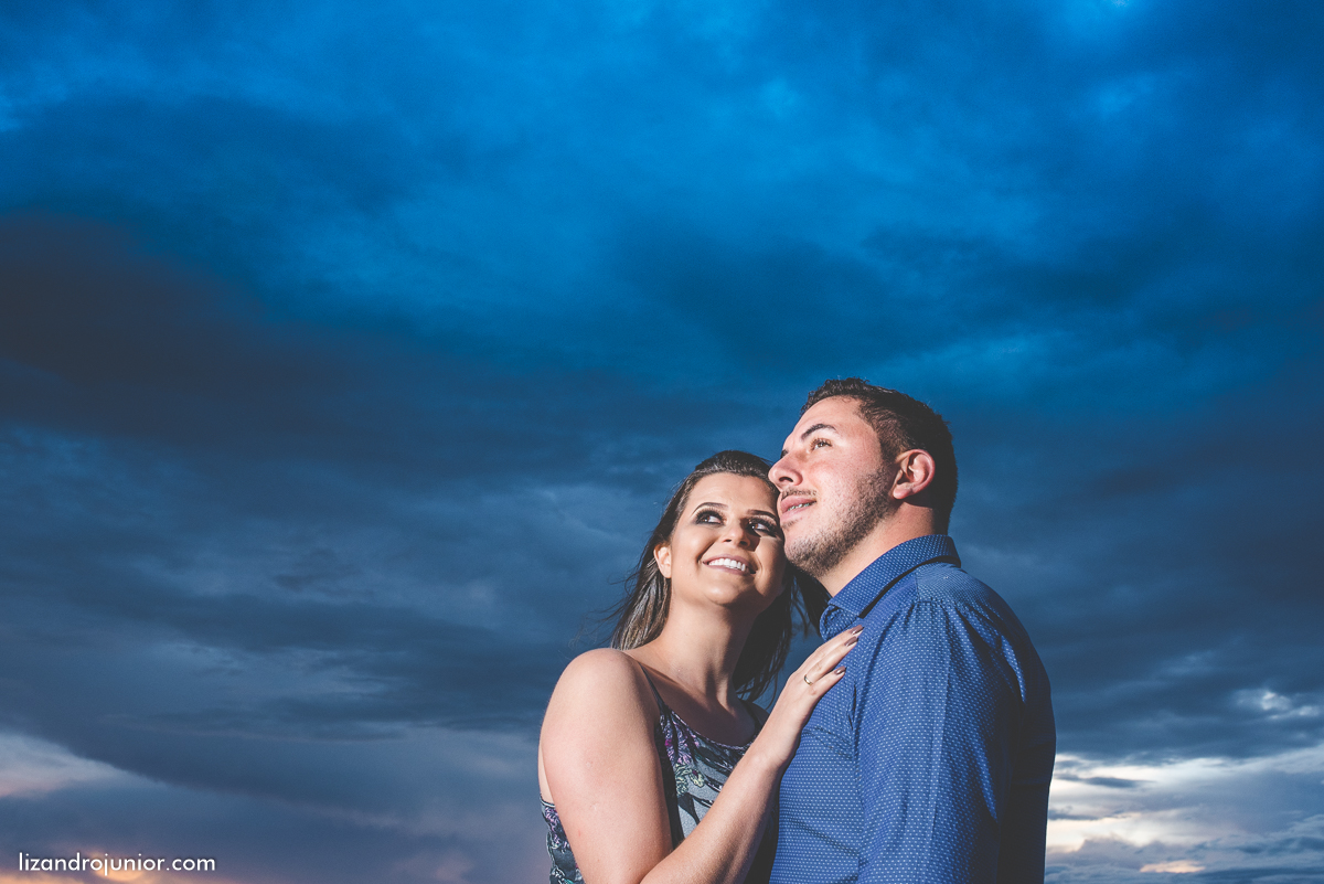 ensaio namorando serra do salitre, fotografo de casamento serra do salitre, casa de madeira, lizandro junior, júnior, casamento patos de minas, serra do salitre, ensaio ao ar livre, sombrinha