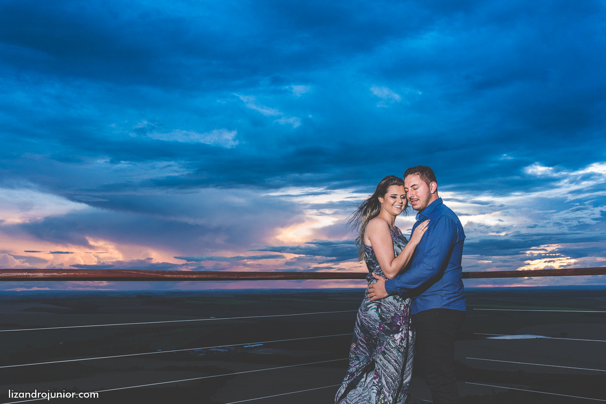 ensaio namorando serra do salitre, fotografo de casamento serra do salitre, casa de madeira, lizandro junior, júnior, casamento patos de minas, serra do salitre, ensaio ao ar livre, sombrinha