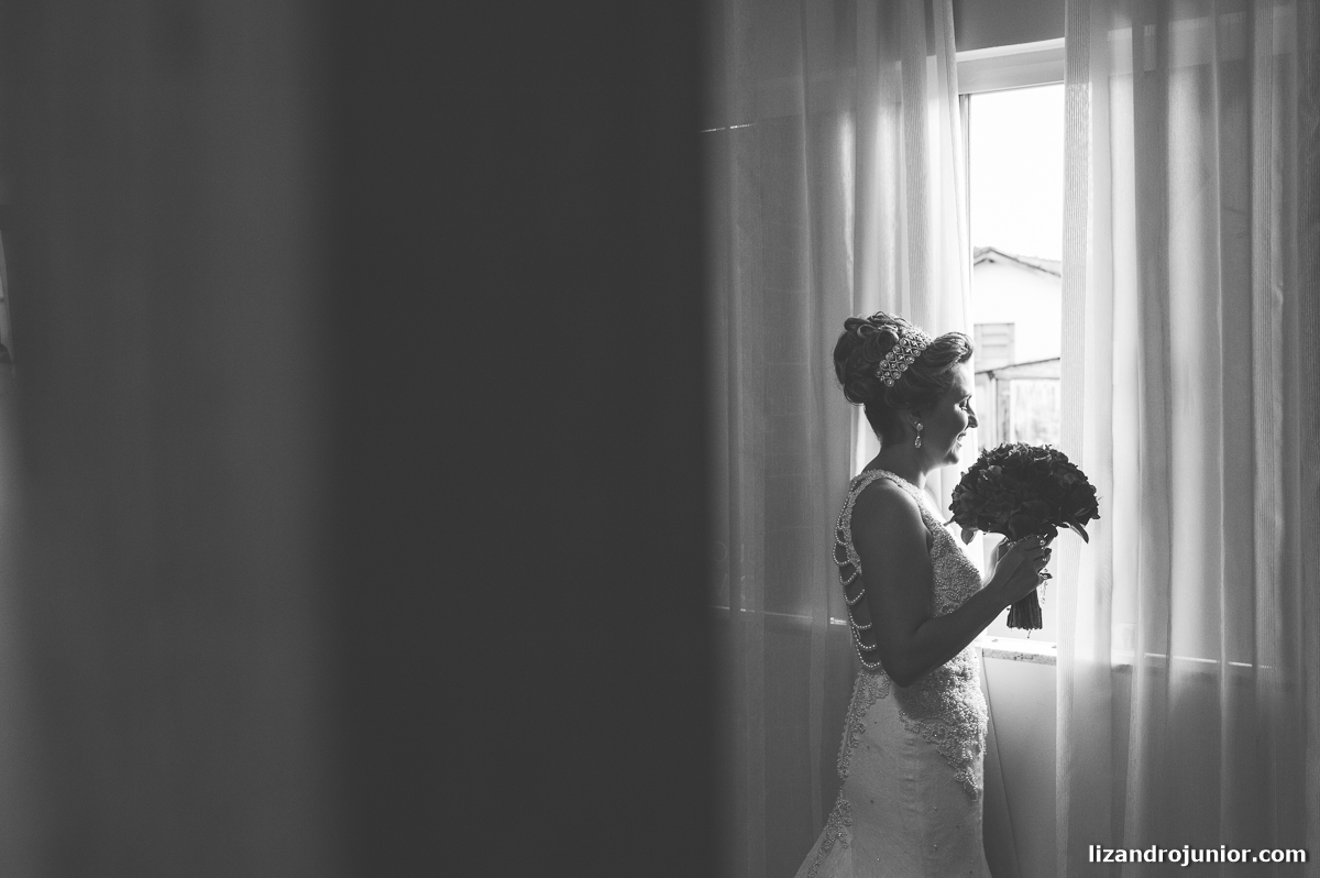 lizandro júnior fotografo de casamento, lagoa formosa, casamento na lagoa, daiane e alex lagoa formosa, fotografia de casamento minas gerais, a noiva na janela