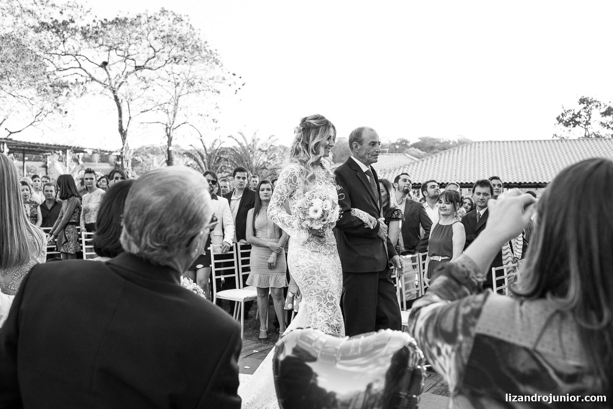 lizandro junior fotógrafo de casamento, fotógrafo patos de minas, lizandro júnior, casamento no campo, pousada avalon, casamento sitio, henrick e lorrany patos de minas, entrada da noiva