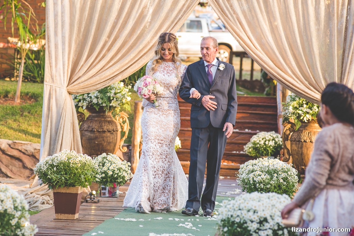 lizandro junior fotógrafo de casamento, fotógrafo patos de minas, lizandro júnior, casamento no campo, pousada avalon, casamento sitio, henrick e lorrany patos de minas, entrada noiva
