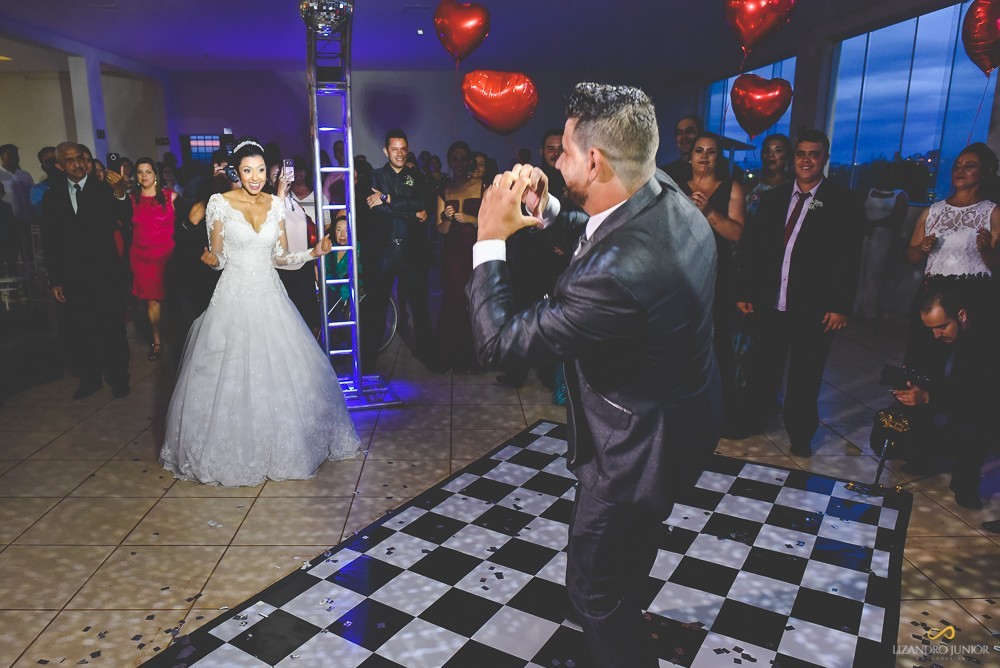 FOTOGRAFO PATOS DE MINAS CASAMENTO LIZANDRO JUNIOR MONICA E WINICIUS  PATOS MINAS GERAIS FOTOGRAFO DECORAÇÃO DE CASAMENTO NEUSA CANEDO PATOS DE MINAS VESTIDO HERMANAS NOIVAS E FESTAS DJ JACARÉ PISTA DE DANÇA