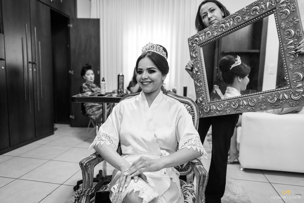 MAKING OF DA NOIVA SALÃO DIVAS BARBARA MAQUIAGENS NICE TEIXEIRA ANAISA E EVERTON LIZANDRO JUNIOR FOTOGRAFO DE CASAMENTO MINAS GERAIS VESTIDO DE NOIVA MADRINHAS