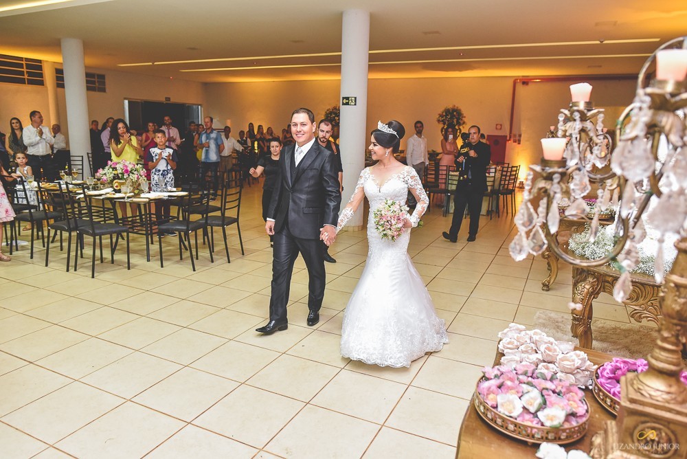 CASAMENTO PATOS DE MINAS IGREJA DO ROSÁRIO LIZANDRO JUNIOR FOTOGRAFO MINAS GERAIS PATOS DE MINAS ANAISA E EVERTON DECORAÇÃO DE CASAMENTO FESTA DE CASAMENTO