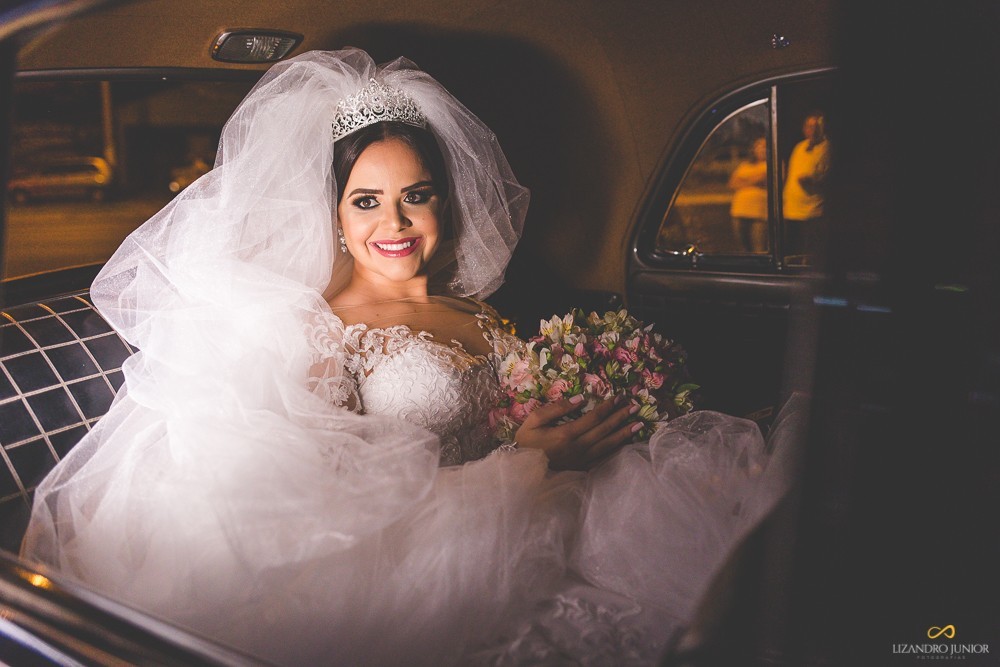 CASAMENTO PATOS DE MINAS IGREJA DO ROSÁRIO LIZANDRO JUNIOR FOTOGRAFO MINAS GERAIS PATOS DE MINAS ANAISA E EVERTON NOIVA NO CARRO CARRO ANTIGO LAGOA FORMOSA