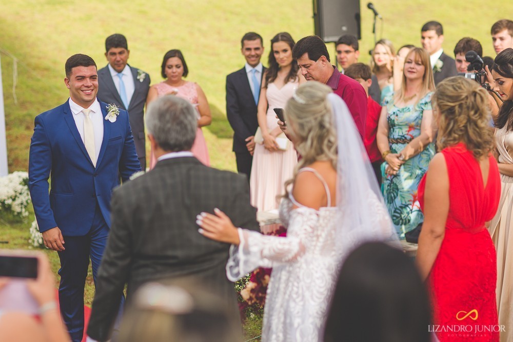 FOTOGRAFO LIZANDRO JUNIOR CASAMENTO ANDRESSA E PEDRO PATOS DE MINAS SALÃO THIAGO LIMA NOIVA CLASSICA NOIVINHA LINDA AMOR FOTOGRAFIA DE CASAMENTO AO AR LIVRE