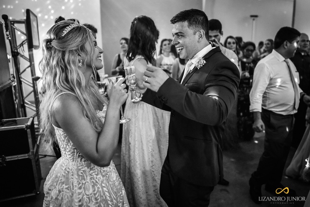 FOTOGRAFO LIZANDRO JUNIOR CASAMENTO ANDRESSA E PEDRO PATOS DE MINAS SALÃO THIAGO LIMA NOIVA CLASSICA NOIVINHA LINDA AMOR FOTOGRAFIA DE CASAMENTO AO AR LIVRE