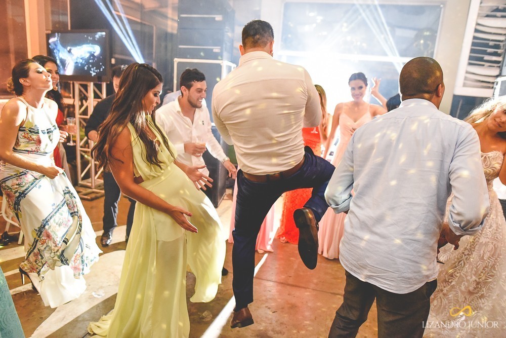 FOTOGRAFO LIZANDRO JUNIOR CASAMENTO ANDRESSA E PEDRO PATOS DE MINAS SALÃO THIAGO LIMA NOIVA CLASSICA NOIVINHA LINDA AMOR FOTOGRAFIA DE CASAMENTO AO AR LIVRE