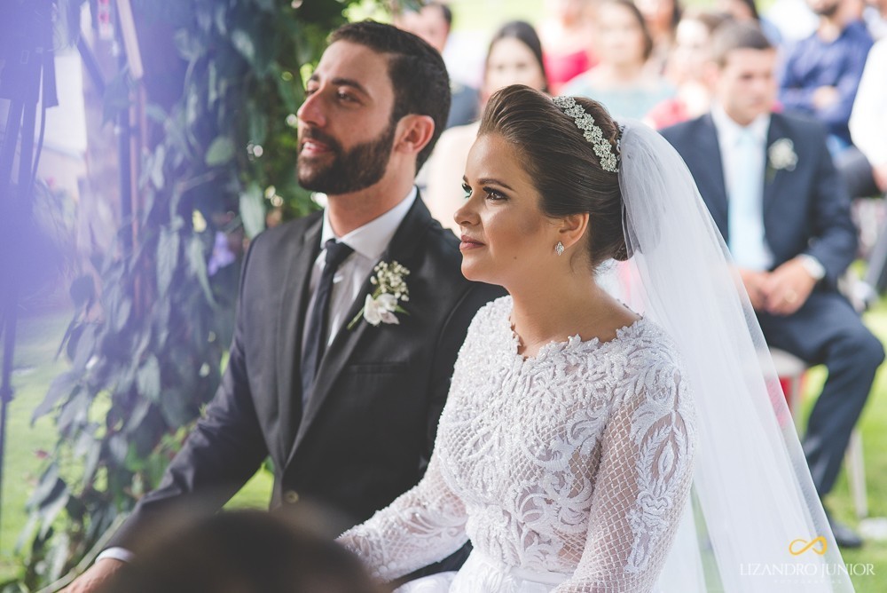 NOIVA ENTRANDO PRIMEIRO QUE O NOIVO NOIVA ESPERANDO NOIVO NO ALTAR CASAMENTO AO AR LIVRE SÍTIO TÔE DO JÓ NOIVOS EVANGÉLICOS NOIVO RECEBENDO A NOIVA 