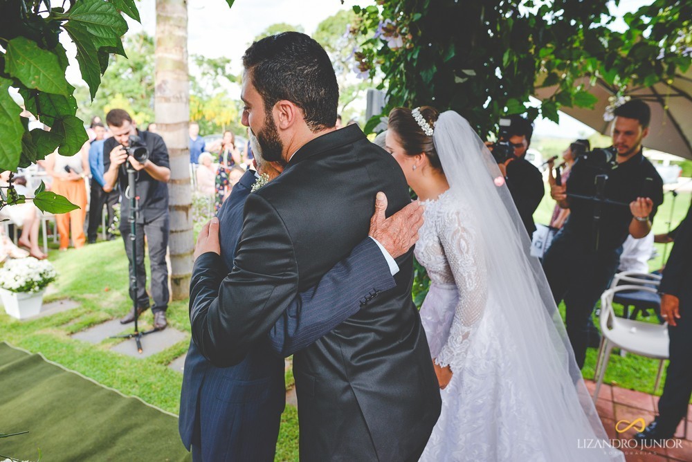 NOIVA ENTRANDO PRIMEIRO QUE O NOIVO NOIVA ESPERANDO NOIVO NO ALTAR CASAMENTO AO AR LIVRE SÍTIO TÔE DO JÓ NOIVOS EVANGÉLICOS NOIVO RECEBENDO A NOIVA CERIMONIA EVANGÉLICA AVÓS DOS NOIVOS ALIANÇA