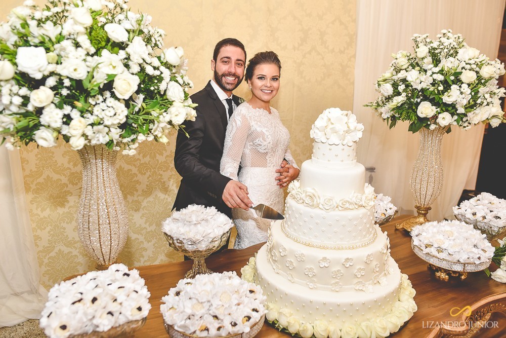 NOIVA ENTRANDO PRIMEIRO QUE O NOIVO NOIVA ESPERANDO NOIVO NO ALTAR CASAMENTO AO AR LIVRE SÍTIO TÔE DO JÓ NOIVOS EVANGÉLICOS NOIVO RECEBENDO A NOIVA CERIMONIA EVANGÉLICA DECORAÇÃO DE CASAMENTO SÍTIO TÕE DO JÓ PATOS DE MINAS