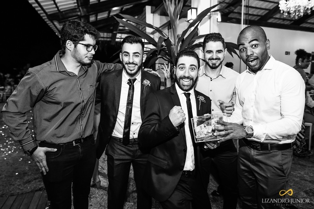 NOIVA ENTRANDO PRIMEIRO QUE O NOIVO NOIVA ESPERANDO NOIVO NO ALTAR CASAMENTO AO AR LIVRE SÍTIO TÔE DO JÓ NOIVOS EVANGÉLICOS NOIVO RECEBENDO A NOIVA CERIMONIA EVANGÉLICA DECORAÇÃO DE CASAMENTO SÍTIO TÕE DO JÓ PATOS DE MINAS