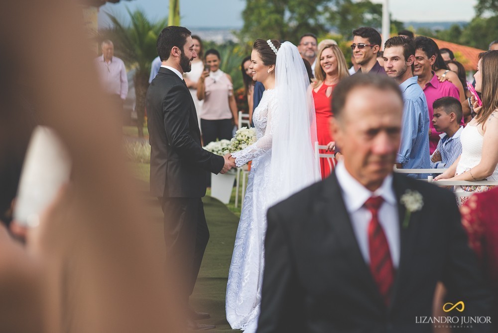 NOIVA ENTRANDO PRIMEIRO QUE O NOIVO NOIVA ESPERANDO NOIVO NO ALTAR CASAMENTO AO AR LIVRE SÍTIO TÔE DO JÓ