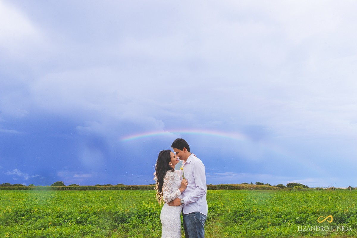 ENSAIO NAMORANDO AO AR LIVRE ENSAIO ROMANTICO LORENA E JEYSON PRESIDENTE OLÉGÁRIO MINAS GERAIS LIZANDRO JUNIOR FOTOGRAFO DE CASAMENTO PATOS DE MINAS