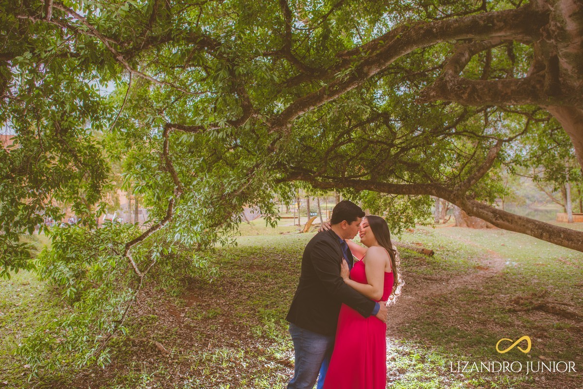 ENSAIO NAMORANDO, ENSAIO ROMÂNTICO, ENSAIO EM ARAXÁ, ARAXÁ MINAS GERAIS, PATOS DE MINAS, FOTOGRAFIA DE CASAMENTO, FOTÓGRAFO LIZANDRO JÚNIOR