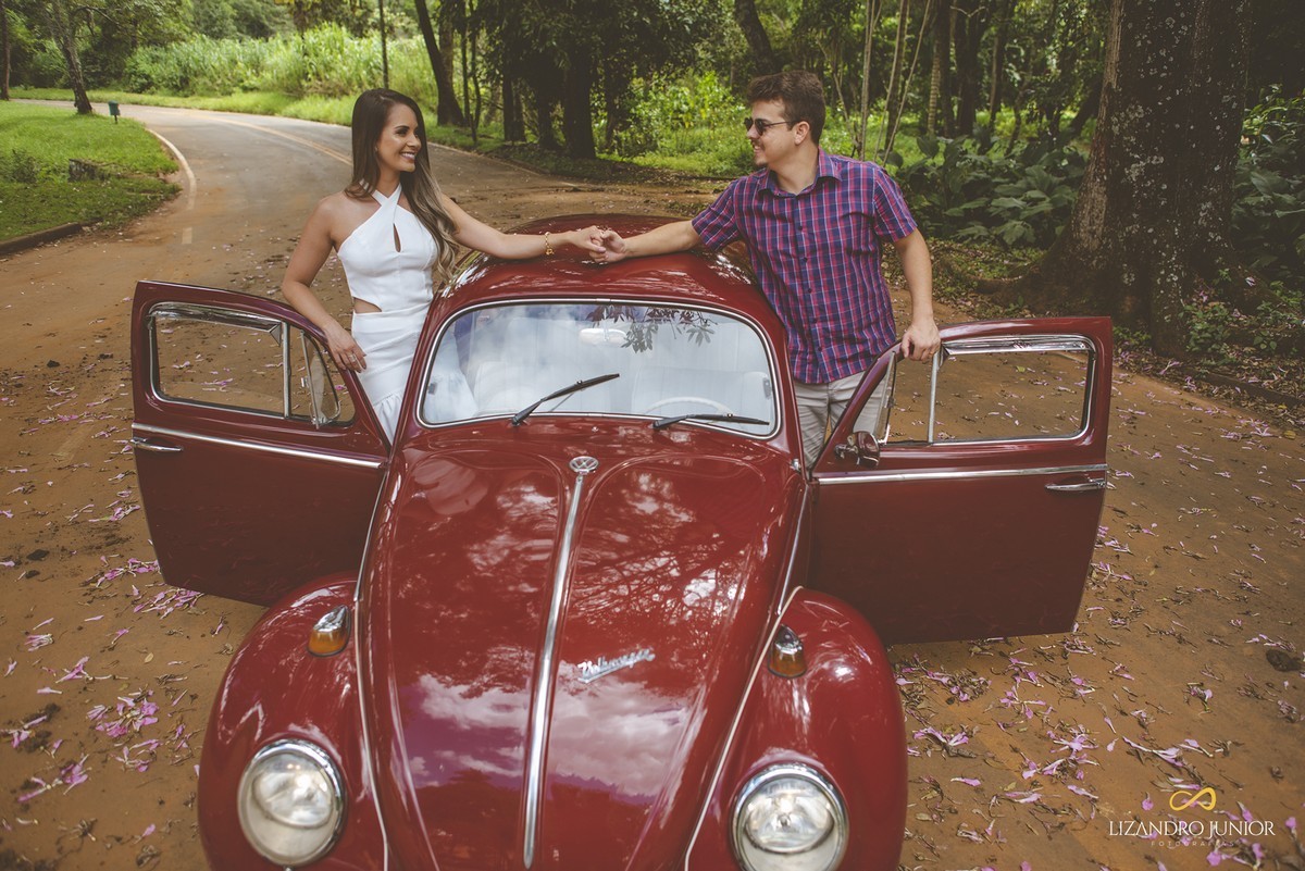 ENSAIO NAMORANDO EM ARAXÁ, ENSAIO ROMÂNTICO, ENSAIO COM FUSCA, VOLKSWAGEN FUSCA, FUSCA VERMELHO, ENSAIO PATOS DE MINAS, LIZANDRO JUNIOR, FOTOGRAFO DE CASAMENTO