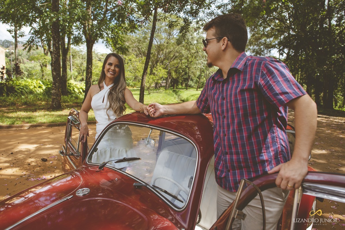 ENSAIO NAMORANDO EM ARAXÁ, ENSAIO ROMÂNTICO, ENSAIO COM FUSCA, VOLKSWAGEN FUSCA, FUSCA VERMELHO, ENSAIO PATOS DE MINAS, LIZANDRO JUNIOR, FOTOGRAFO DE CASAMENTO