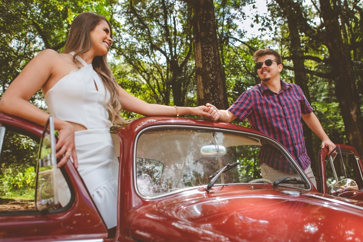 ENSAIO NAMORANDO EM ARAXÁ, ENSAIO ROMÂNTICO, ENSAIO COM FUSCA, VOLKSWAGEN FUSCA, FUSCA VERMELHO, ENSAIO PATOS DE MINAS, LIZANDRO JUNIOR, FOTOGRAFO DE CASAMENTO