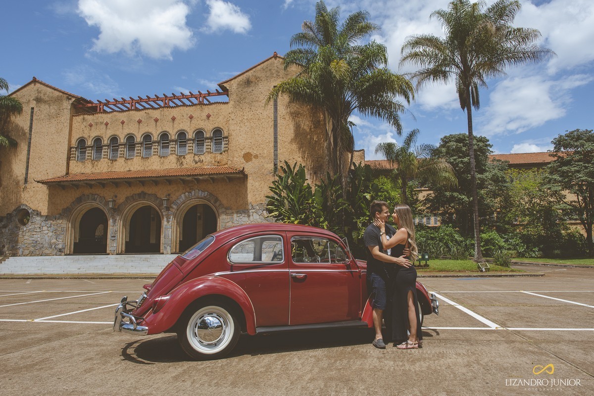 ENSAIO NAMORANDO EM ARAXÁ, ENSAIO ROMÂNTICO, ENSAIO COM FUSCA, VOLKSWAGEN FUSCA, FUSCA VERMELHO, ENSAIO PATOS DE MINAS, LIZANDRO JUNIOR, FOTOGRAFO DE CASAMENTO