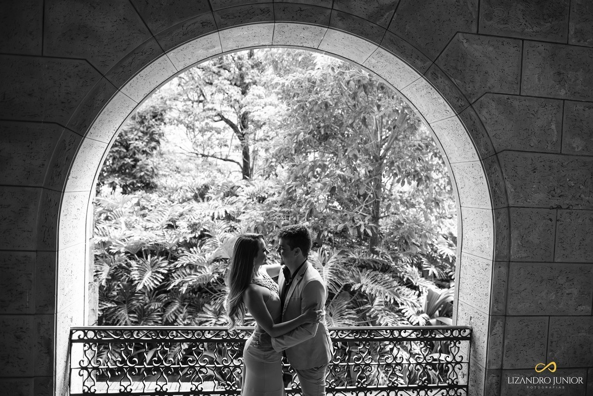 ENSAIO NAMORANDO EM ARAXÁ, ENSAIO ROMÂNTICO, ENSAIO COM FUSCA, VOLKSWAGEN FUSCA, FUSCA VERMELHO, ENSAIO PATOS DE MINAS, LIZANDRO JUNIOR, FOTOGRAFO DE CASAMENTO