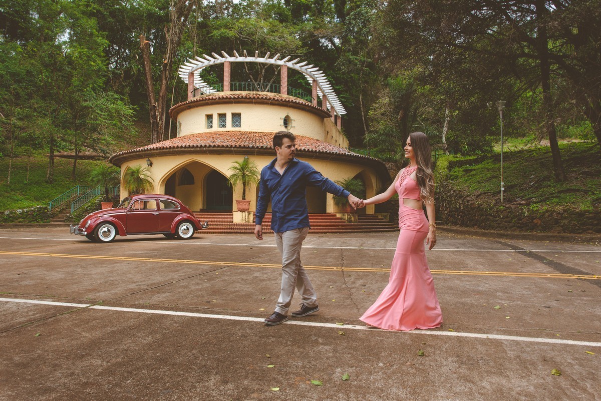 ENSAIO NAMORANDO EM ARAXÁ, ENSAIO ROMÂNTICO, ENSAIO COM FUSCA, VOLKSWAGEN FUSCA, FUSCA VERMELHO, ENSAIO PATOS DE MINAS, LIZANDRO JUNIOR, FOTOGRAFO DE CASAMENTO