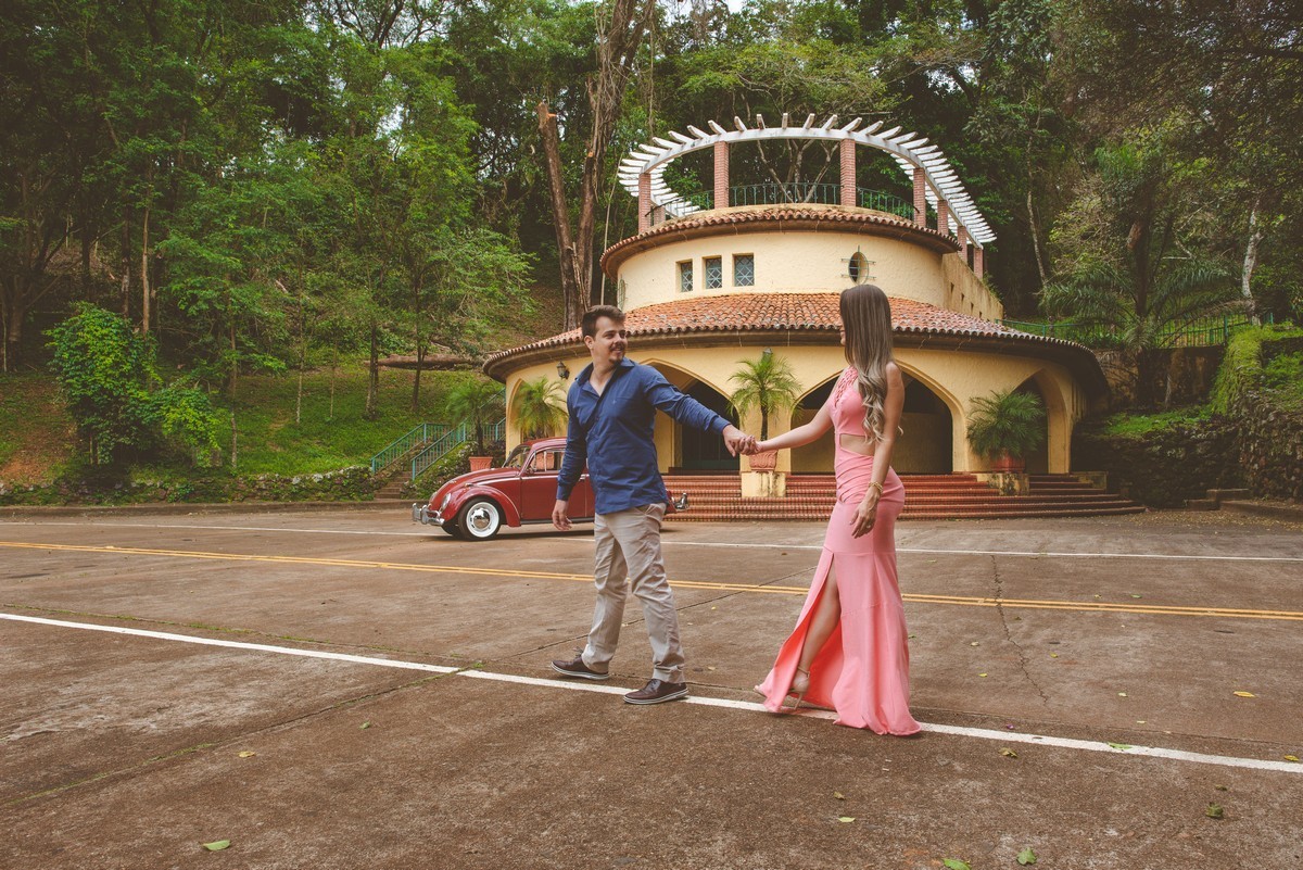 ENSAIO NAMORANDO EM ARAXÁ, ENSAIO ROMÂNTICO, ENSAIO COM FUSCA, VOLKSWAGEN FUSCA, FUSCA VERMELHO, ENSAIO PATOS DE MINAS, LIZANDRO JUNIOR, FOTOGRAFO DE CASAMENTO