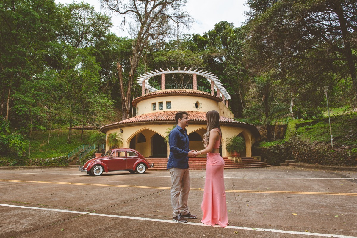 ENSAIO NAMORANDO EM ARAXÁ, ENSAIO ROMÂNTICO, ENSAIO COM FUSCA, VOLKSWAGEN FUSCA, FUSCA VERMELHO, ENSAIO PATOS DE MINAS, LIZANDRO JUNIOR, FOTOGRAFO DE CASAMENTO
