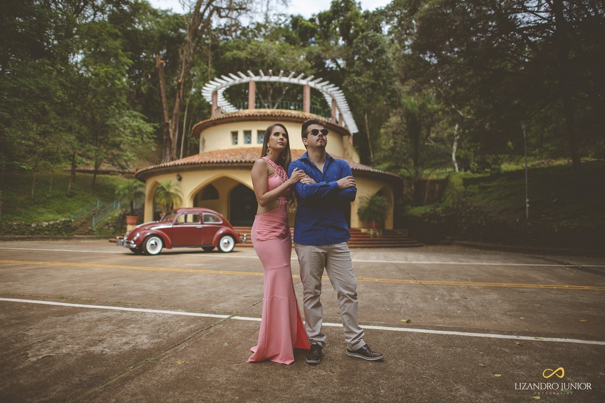 ENSAIO NAMORANDO EM ARAXÁ, ENSAIO ROMÂNTICO, ENSAIO COM FUSCA, VOLKSWAGEN FUSCA, FUSCA VERMELHO, ENSAIO PATOS DE MINAS, LIZANDRO JUNIOR, FOTOGRAFO DE CASAMENTO