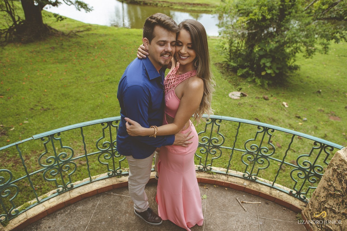 ENSAIO NAMORANDO EM ARAXÁ, ENSAIO ROMÂNTICO, ENSAIO COM FUSCA, VOLKSWAGEN FUSCA, FUSCA VERMELHO, ENSAIO PATOS DE MINAS, LIZANDRO JUNIOR, FOTOGRAFO DE CASAMENTO