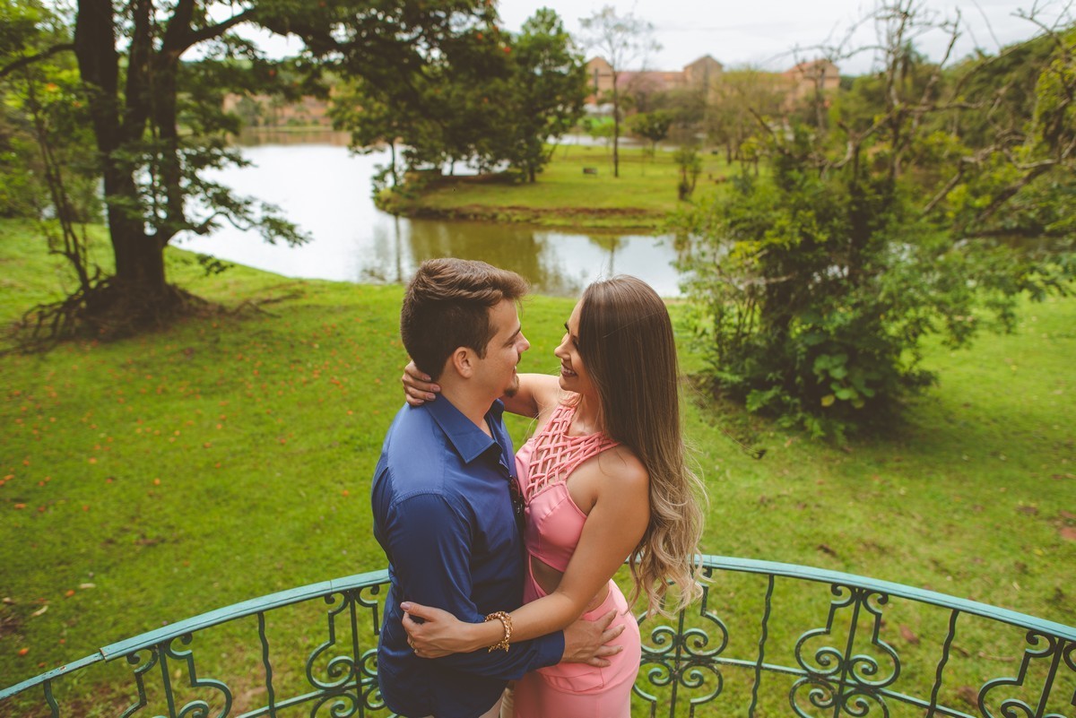 ENSAIO NAMORANDO EM ARAXÁ, ENSAIO ROMÂNTICO, ENSAIO COM FUSCA, VOLKSWAGEN FUSCA, FUSCA VERMELHO, ENSAIO PATOS DE MINAS, LIZANDRO JUNIOR, FOTOGRAFO DE CASAMENTO