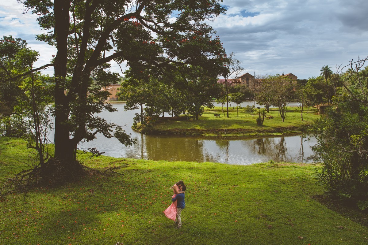 ENSAIO NAMORANDO EM ARAXÁ, ENSAIO ROMÂNTICO, ENSAIO COM FUSCA, VOLKSWAGEN FUSCA, FUSCA VERMELHO, ENSAIO PATOS DE MINAS, LIZANDRO JUNIOR, FOTOGRAFO DE CASAMENTO