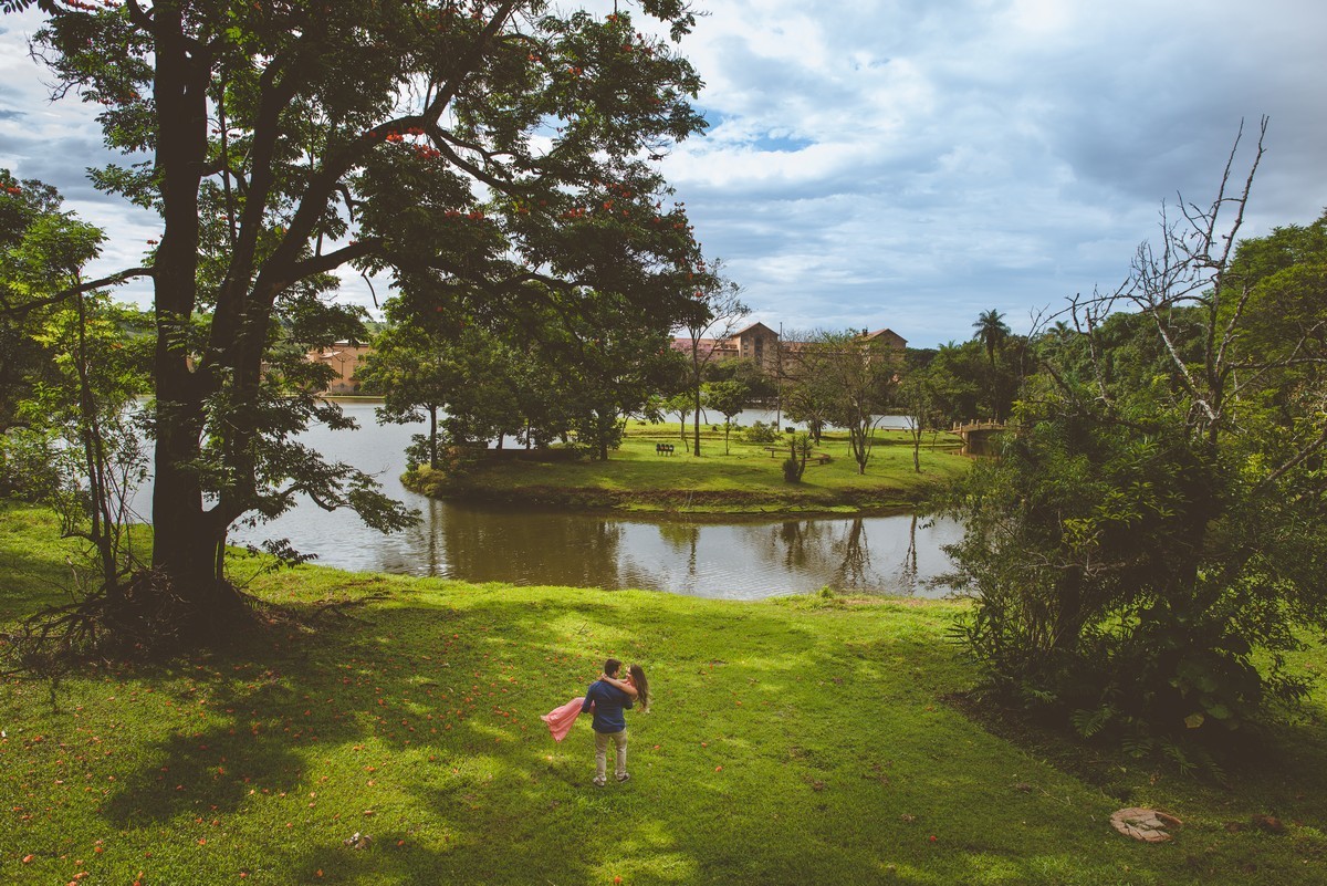 ENSAIO NAMORANDO EM ARAXÁ, ENSAIO ROMÂNTICO, ENSAIO COM FUSCA, VOLKSWAGEN FUSCA, FUSCA VERMELHO, ENSAIO PATOS DE MINAS, LIZANDRO JUNIOR, FOTOGRAFO DE CASAMENTO