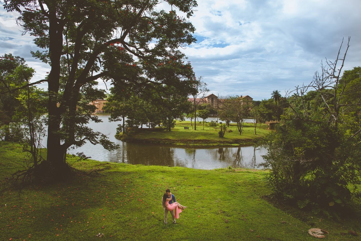 ENSAIO NAMORANDO EM ARAXÁ, ENSAIO ROMÂNTICO, ENSAIO COM FUSCA, VOLKSWAGEN FUSCA, FUSCA VERMELHO, ENSAIO PATOS DE MINAS, LIZANDRO JUNIOR, FOTOGRAFO DE CASAMENTO