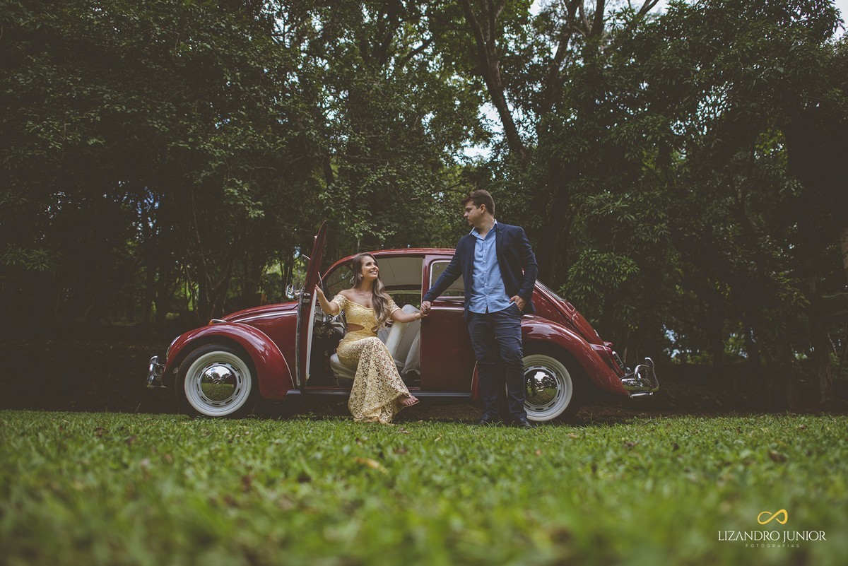 ENSAIO NAMORANDO EM ARAXÁ, ENSAIO ROMÂNTICO, ENSAIO COM FUSCA, VOLKSWAGEN FUSCA, FUSCA VERMELHO, ENSAIO PATOS DE MINAS, LIZANDRO JUNIOR, FOTOGRAFO DE CASAMENTO