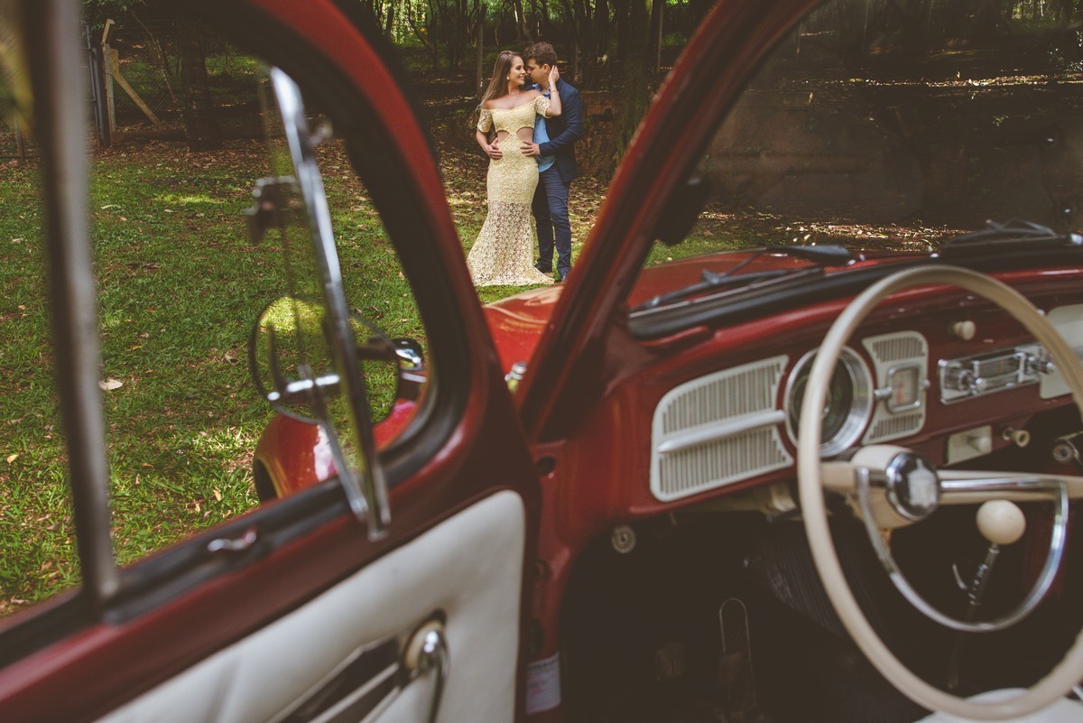 ENSAIO NAMORANDO EM ARAXÁ, ENSAIO ROMÂNTICO, ENSAIO COM FUSCA, VOLKSWAGEN FUSCA, FUSCA VERMELHO, ENSAIO PATOS DE MINAS, LIZANDRO JUNIOR, FOTOGRAFO DE CASAMENTO