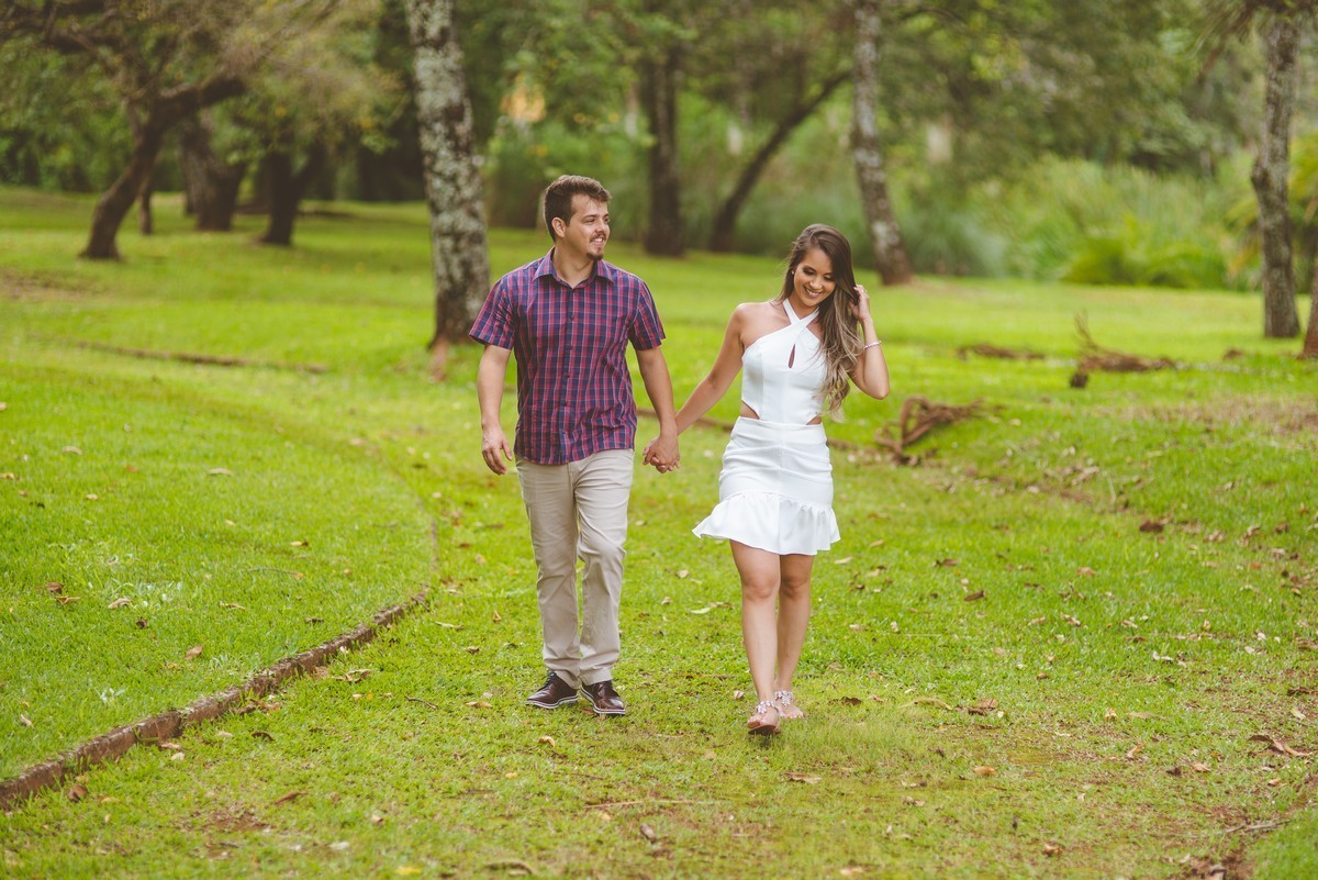 ENSAIO NAMORANDO EM ARAXÁ, ENSAIO ROMÂNTICO, ENSAIO COM FUSCA, VOLKSWAGEN FUSCA, FUSCA VERMELHO, ENSAIO PATOS DE MINAS, LIZANDRO JUNIOR, FOTOGRAFO DE CASAMENTO