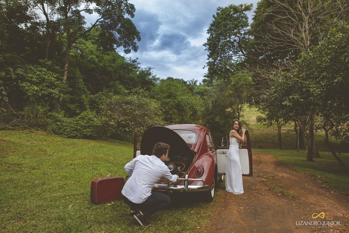 ENSAIO NAMORANDO EM ARAXÁ, ENSAIO ROMÂNTICO, ENSAIO COM FUSCA, VOLKSWAGEN FUSCA, FUSCA VERMELHO, ENSAIO PATOS DE MINAS, LIZANDRO JUNIOR, FOTOGRAFO DE CASAMENTO