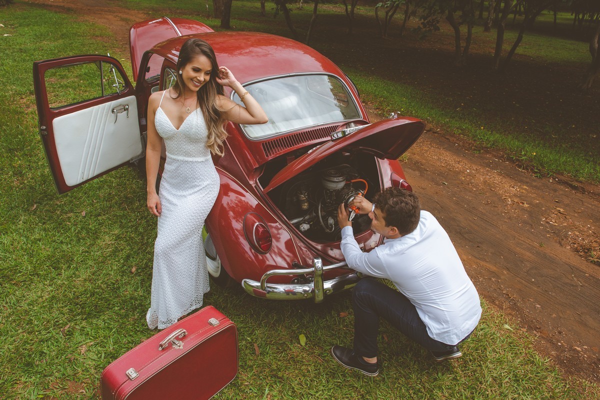 ENSAIO NAMORANDO EM ARAXÁ, ENSAIO ROMÂNTICO, ENSAIO COM FUSCA, VOLKSWAGEN FUSCA, FUSCA VERMELHO, ENSAIO PATOS DE MINAS, LIZANDRO JUNIOR, FOTOGRAFO DE CASAMENTO