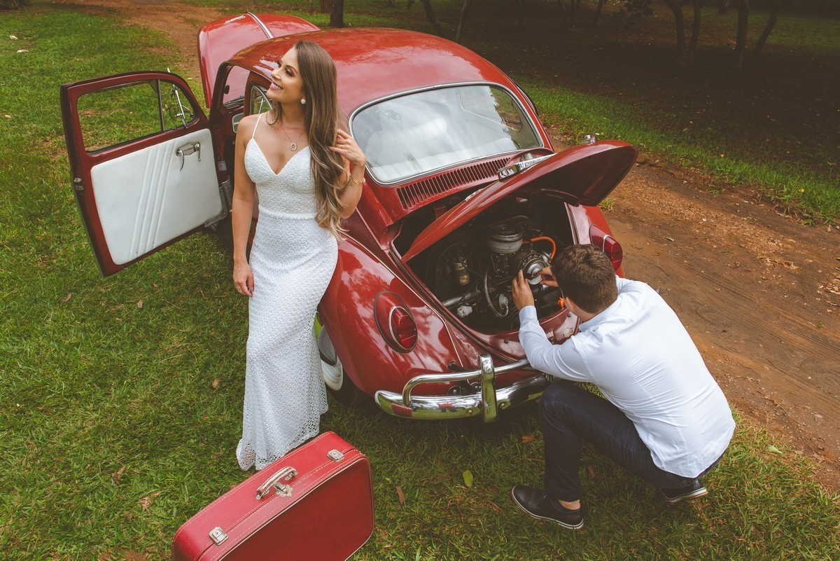 ENSAIO NAMORANDO EM ARAXÁ, ENSAIO ROMÂNTICO, ENSAIO COM FUSCA, VOLKSWAGEN FUSCA, FUSCA VERMELHO, ENSAIO PATOS DE MINAS, LIZANDRO JUNIOR, FOTOGRAFO DE CASAMENTO