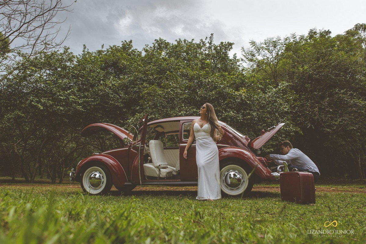 ENSAIO NAMORANDO EM ARAXÁ, ENSAIO ROMÂNTICO, ENSAIO COM FUSCA, VOLKSWAGEN FUSCA, FUSCA VERMELHO, ENSAIO PATOS DE MINAS, LIZANDRO JUNIOR, FOTOGRAFO DE CASAMENTO