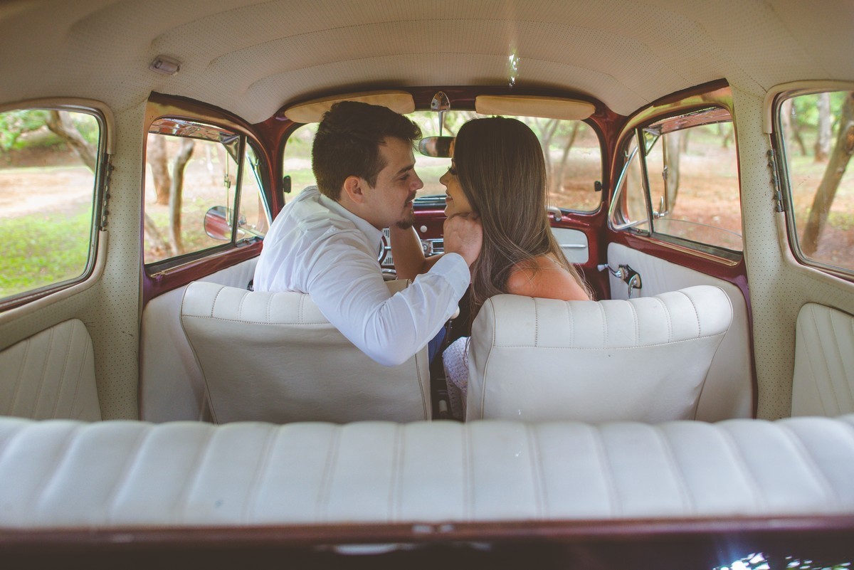 ENSAIO NAMORANDO EM ARAXÁ, ENSAIO ROMÂNTICO, ENSAIO COM FUSCA, VOLKSWAGEN FUSCA, FUSCA VERMELHO, ENSAIO PATOS DE MINAS, LIZANDRO JUNIOR, FOTOGRAFO DE CASAMENTO