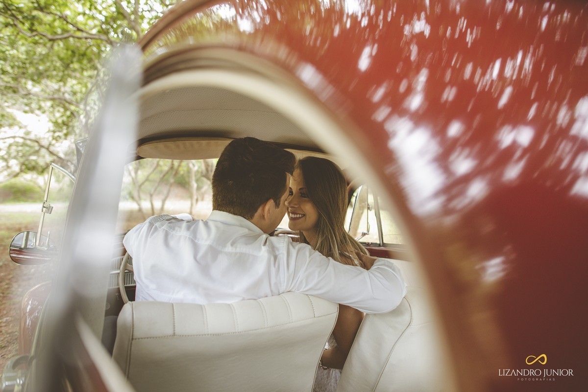 ENSAIO NAMORANDO EM ARAXÁ, ENSAIO ROMÂNTICO, ENSAIO COM FUSCA, VOLKSWAGEN FUSCA, FUSCA VERMELHO, ENSAIO PATOS DE MINAS, LIZANDRO JUNIOR, FOTOGRAFO DE CASAMENTO