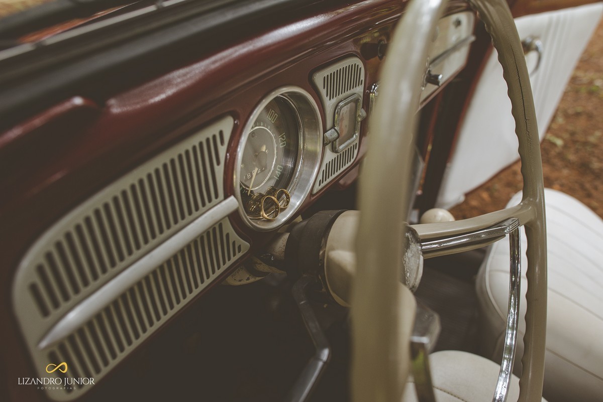 ENSAIO NAMORANDO EM ARAXÁ, ENSAIO ROMÂNTICO, ENSAIO COM FUSCA, VOLKSWAGEN FUSCA, FUSCA VERMELHO, ENSAIO PATOS DE MINAS, LIZANDRO JUNIOR, FOTOGRAFO DE CASAMENTO