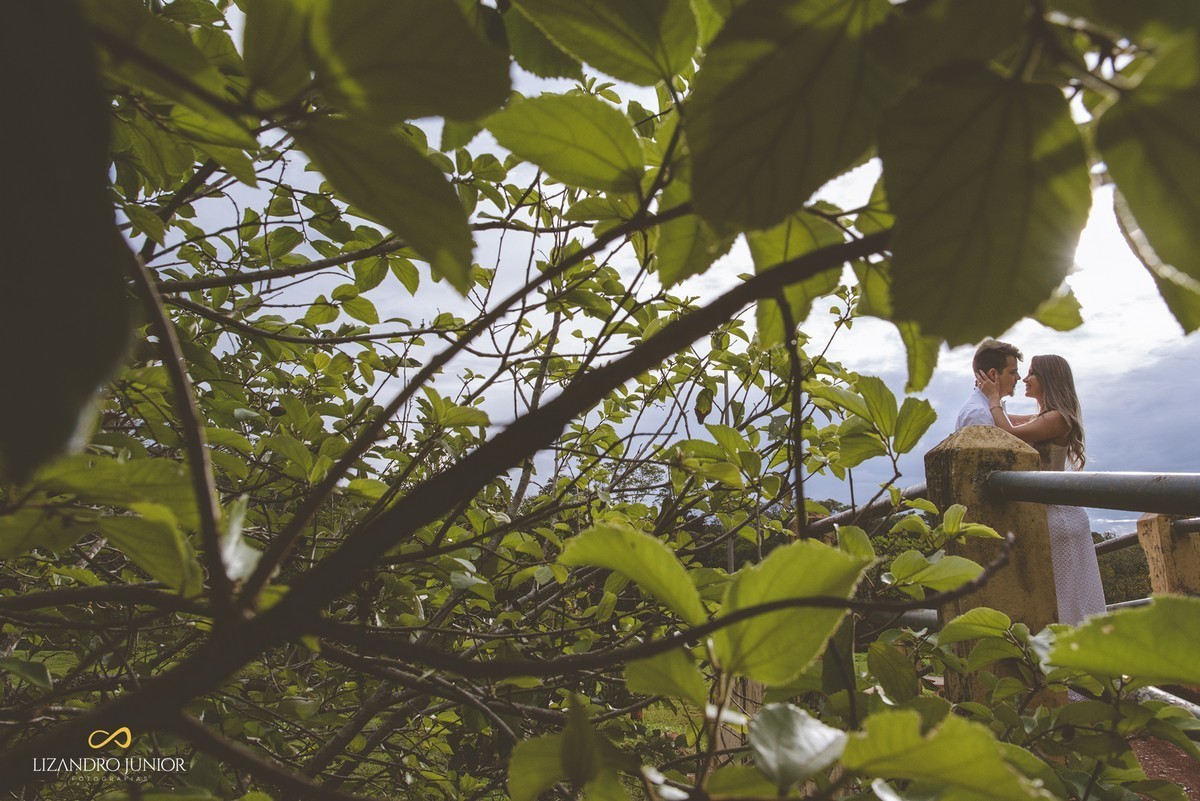 ENSAIO NAMORANDO EM ARAXÁ, ENSAIO ROMÂNTICO, ENSAIO COM FUSCA, VOLKSWAGEN FUSCA, FUSCA VERMELHO, ENSAIO PATOS DE MINAS, LIZANDRO JUNIOR, FOTOGRAFO DE CASAMENTO