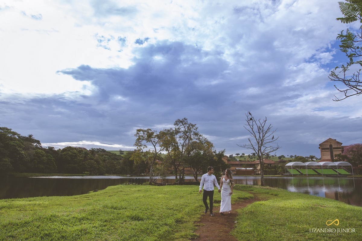 ENSAIO NAMORANDO EM ARAXÁ, ENSAIO ROMÂNTICO, ENSAIO COM FUSCA, VOLKSWAGEN FUSCA, FUSCA VERMELHO, ENSAIO PATOS DE MINAS, LIZANDRO JUNIOR, FOTOGRAFO DE CASAMENTO