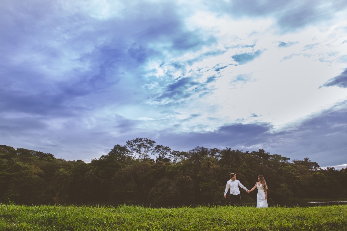 ENSAIO NAMORANDO EM ARAXÁ, ENSAIO ROMÂNTICO, ENSAIO COM FUSCA, VOLKSWAGEN FUSCA, FUSCA VERMELHO, ENSAIO PATOS DE MINAS, LIZANDRO JUNIOR, FOTOGRAFO DE CASAMENTO